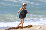 Elsa Pataky enjoys a hot sunny day at beach with daughter India Rose