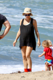 Elsa Pataky enjoys a hot sunny day at beach with daughter India Rose