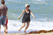 Elsa Pataky enjoys a hot sunny day at beach with daughter India Rose