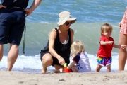 Elsa Pataky enjoys a hot sunny day at beach with daughter India Rose