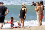 Elsa Pataky enjoys a hot sunny day at beach with daughter India Rose