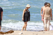 Elsa Pataky enjoys a hot sunny day at beach with daughter India Rose
