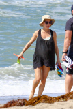 Elsa Pataky enjoys a hot sunny day at beach with daughter India Rose