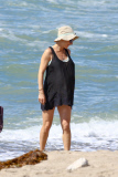 Elsa Pataky enjoys a hot sunny day at beach with daughter India Rose
