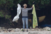 Charlize Theron and Sean Penn bring their love to the beach - Part 2