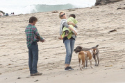 Charlize Theron and Sean Penn bring their love to the beach - Part 2