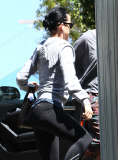 Semi-Exclusive... Katy Perry Stops To Visit A Friend 