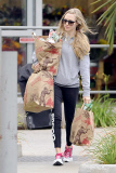 Amanda Seyfried could use a helping hand with her groceries