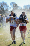 Starke Männer bei den Wife Carrying Championships in Dorking