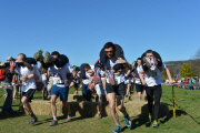 Starke Männer bei den Wife Carrying Championships in Dorking