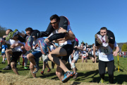 Starke Männer bei den Wife Carrying Championships in Dorking