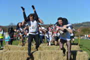 Starke Männer bei den Wife Carrying Championships in Dorking