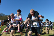 Starke Männer bei den Wife Carrying Championships in Dorking