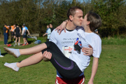 Starke Männer bei den Wife Carrying Championships in Dorking
