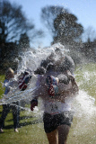 Starke Männer bei den Wife Carrying Championships in Dorking