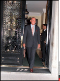 NYC:DESIGNER OSCAR DE LA RENTA LEAVES AT  LUNCH .