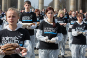 Tierschutz-Protest mit toten Tieren am Brandenburger Tor