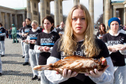 Tierschutz-Protest mit toten Tieren am Brandenburger Tor