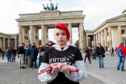 Tierschutz-Protest mit toten Tieren am Brandenburger Tor