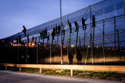 Spain: Hundreds of migrants try to enter Spanish enclave