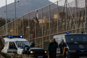 Spain: Hundreds of migrants try to enter Spanish enclave