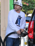 EXCL Kevin Federline looking skinny at the gas station