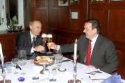 Vladimir Putin and Gerhard Schroeder in the restaurant "Old Weimar"