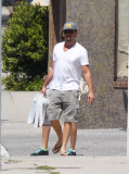 PREMIUM EXCL Leonardo Dicaprio and girlfriend stock up on records