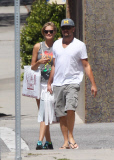 PREMIUM EXCL Leonardo Dicaprio and girlfriend stock up on records