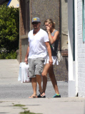 PREMIUM EXCL Leonardo Dicaprio and girlfriend stock up on records