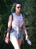 Katy Perry flaunts her thighs at Coachella