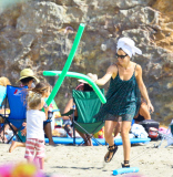 Kate Hudson bash on the beach with baby Bingham - Part 3