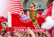 DFB-Pokal: Bayern München feiert Pokalsieg auf dem Marienplatz in München 