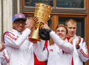 DFB-Pokal: Bayern München feiert Pokalsieg auf dem Marienplatz in München 