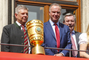 DFB-Pokal: Bayern München feiert Pokalsieg auf dem Marienplatz in München 