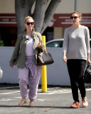 Jennifer Love Hewitt Looks Frumpy While Getting Her Nails Done