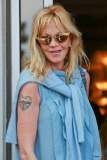 Melanie Griffith still displays the symbol of marriage to Antonio Banderas