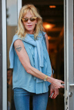 Melanie Griffith still displays the symbol of marriage to Antonio Banderas