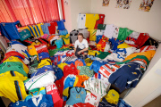 Fussballfan Nick Warrick sammelt 1000 internationale Trikots