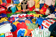 Fussballfan Nick Warrick sammelt 1000 internationale Trikots