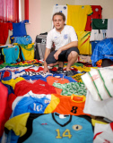 Fussballfan Nick Warrick sammelt 1000 internationale Trikots