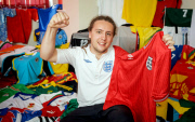Fussballfan Nick Warrick sammelt 1000 internationale Trikots