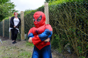 16-facher Ausbrecher - Mutter will Spiderman Jayden mit soliden Holzzaun von unerlaubten Ausflügen abhalten