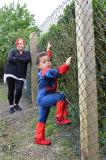 16-facher Ausbrecher - Mutter will Spiderman Jayden mit soliden Holzzaun von unerlaubten Ausflügen abhalten