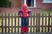 16-facher Ausbrecher - Mutter will Spiderman Jayden mit soliden Holzzaun von unerlaubten Ausflügen abhalten