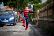 16-facher Ausbrecher - Mutter will Spiderman Jayden mit soliden Holzzaun von unerlaubten Ausflügen abhalten