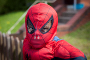 16-facher Ausbrecher - Mutter will Spiderman Jayden mit soliden Holzzaun von unerlaubten Ausflügen abhalten