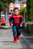 16-facher Ausbrecher - Mutter will Spiderman Jayden mit soliden Holzzaun von unerlaubten Ausflügen abhalten