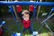 16-facher Ausbrecher - Mutter will Spiderman Jayden mit soliden Holzzaun von unerlaubten Ausflügen abhalten