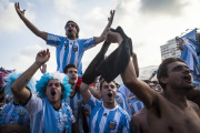 Argentinian soccer fans in Copacabana
